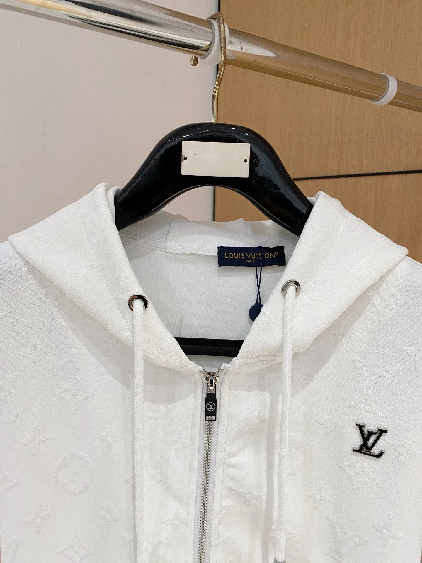 🅿️720 [LV Louis Vuitton] hot-selling suit is coming. Focus on the original version of the official website. 2025 new hot-selling cardigan and sweatshirt suit. The original order is the best. 🇭🇰The meticulous work of top designers. It has a fitting and perfect upper body effect. All-natural high-quality Tencel Roman cotton 100%, close-fitting comfort, noble and elegant! Original hardware embodies elegance and nobility! Counter size: M-3XL (maximum wear up to 190 pounds)